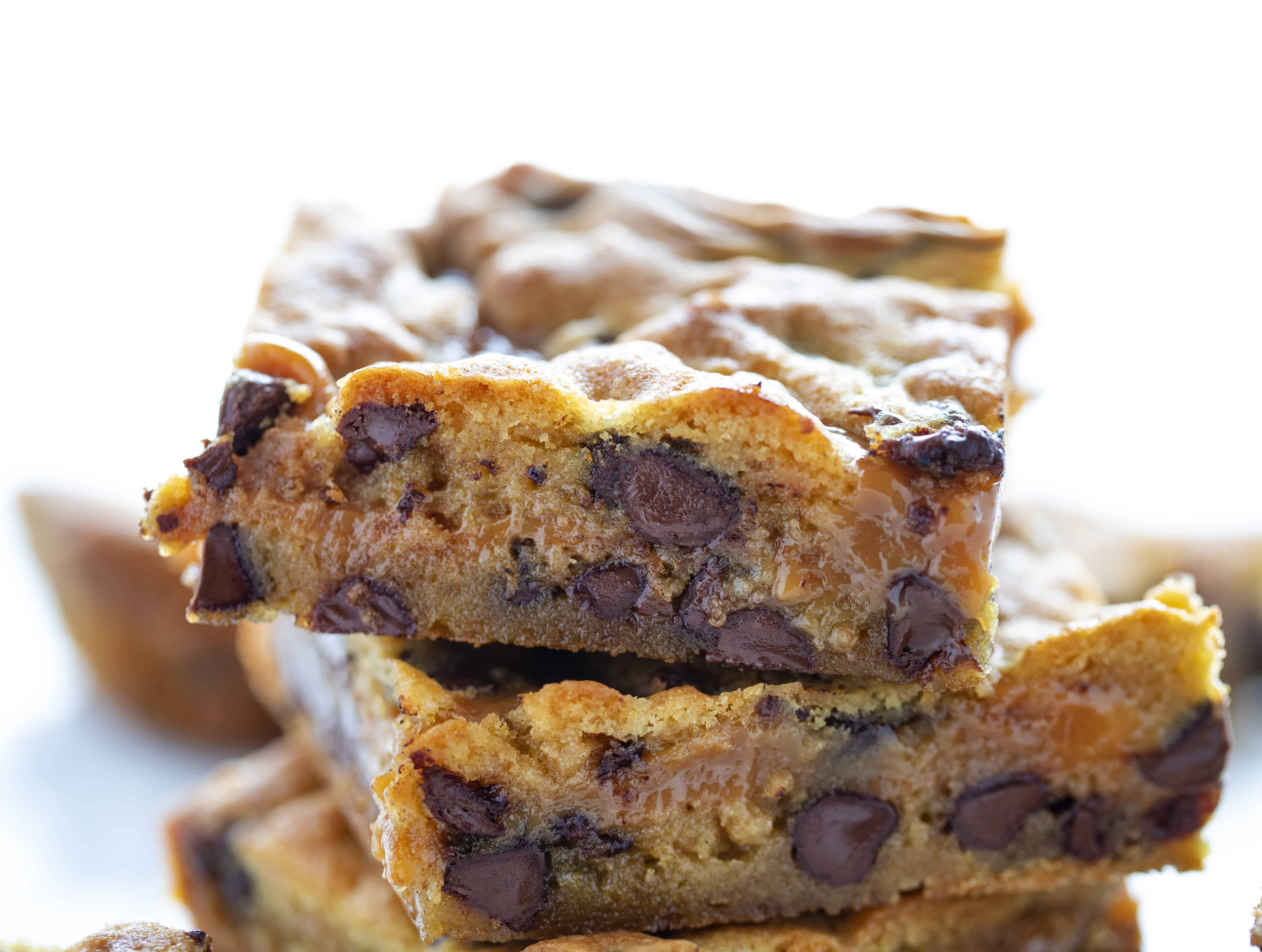 A layer of caramel sauce perfectly sandwiched between layers of the best chocolate chip cookie... it's just plain amazing! #caramelbars #chocolatechipcaramelbars #bars #dessert #recipes #baking #chocolate #caramel #iambaker Caramel Chocolate Chip Cookie Bars Recipe