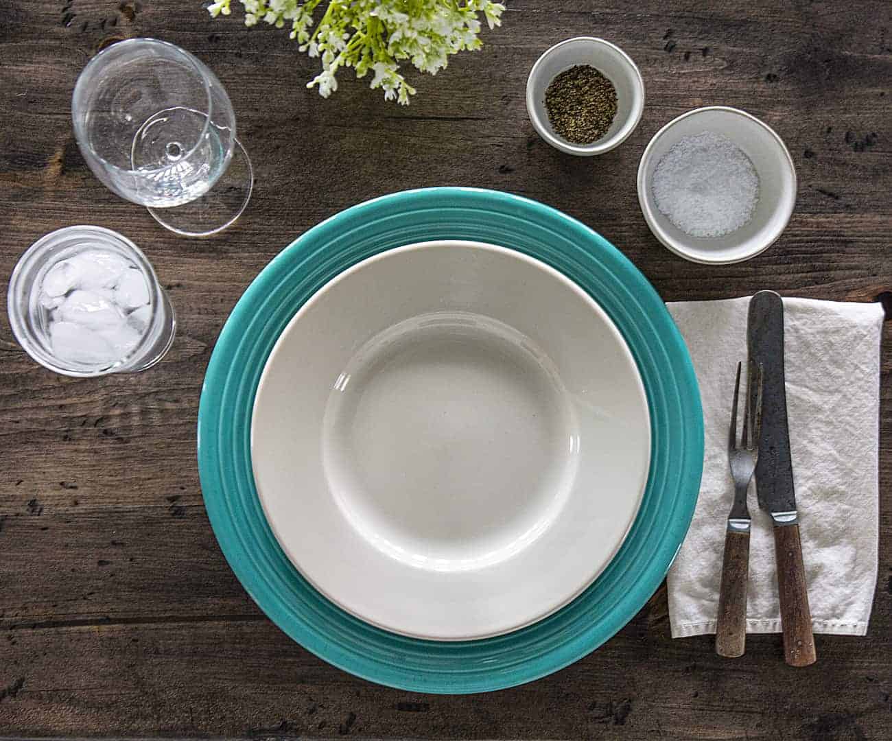 Easy tips and tricks on how you can organize a perfect virtual dinner party! Dinner Party, Virtual Dinner Party, How to Throw a Virtual Dinner Party, Tips for Zoom Party, Tips for Facetime Dinner Party, Cooking with Friends Online, Virtual Party Menu, Virtual Dinner Party Planning, Virtual Party Planning, i am baker, iambaker Custom Table Setting
